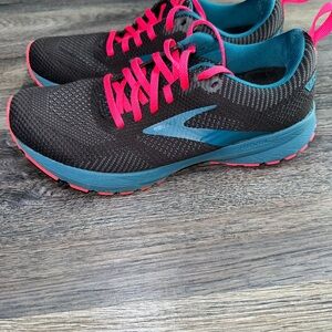 Brooks Women's Black and Pink Running Shoes Size 9 Athletic EUC